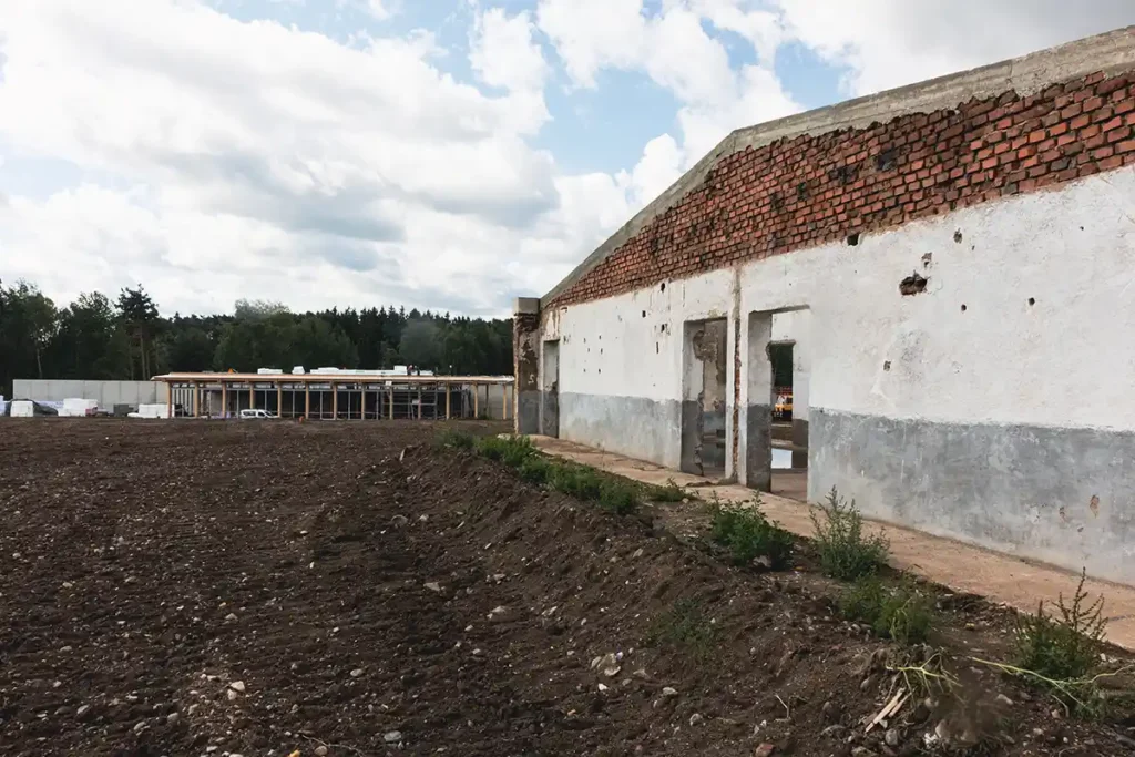 Torza vepřína / The torsoes of the pig farm