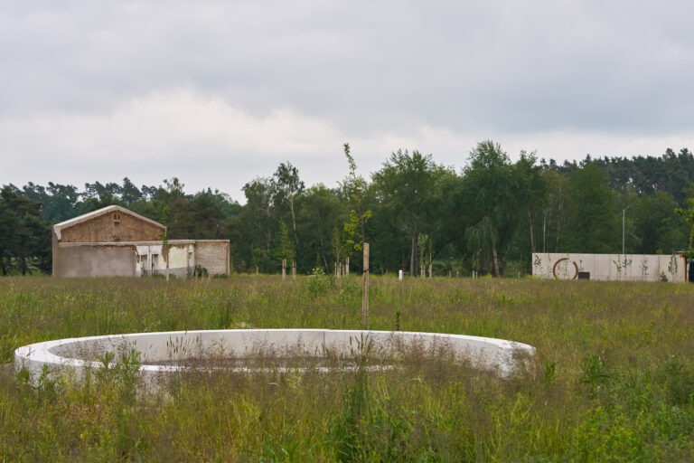 venkovní areál Památníku, torza vepřína, betonové lavičky