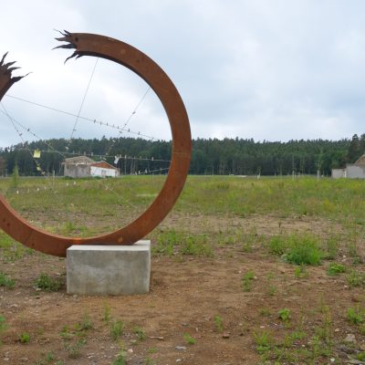 Katharsis - kovový symbolický kruh, násilně roztržený. Místo pro vzkazy návštěvníků.